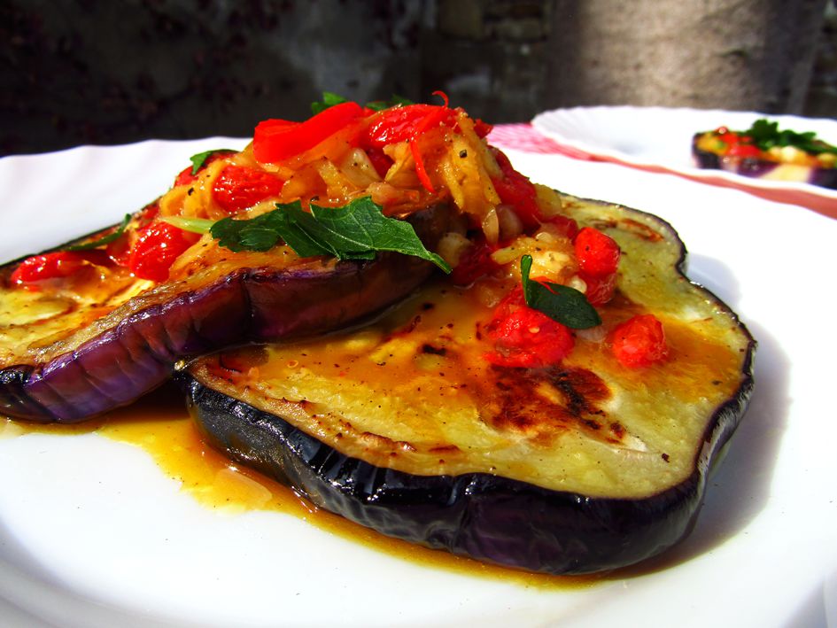 Superfood Goji bessen recept Aubergine met pittige goji bessen