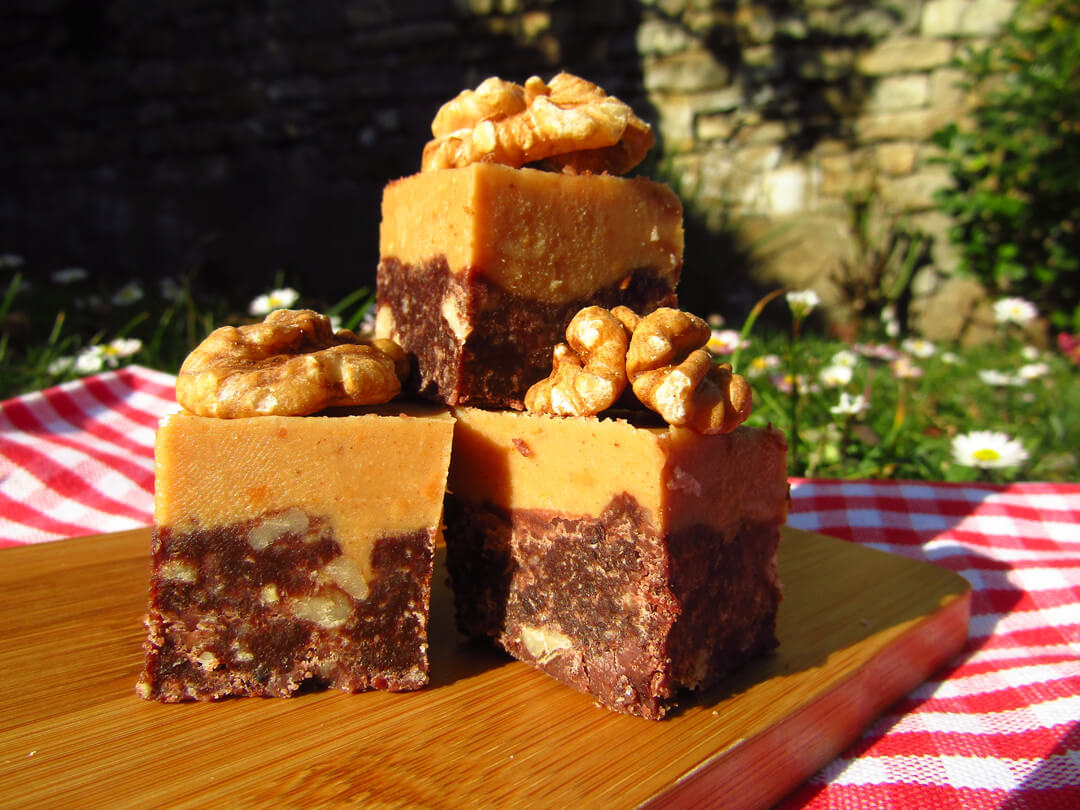 Superfood fudge met dadels, walnoten, kokosolie en rauwe cacao