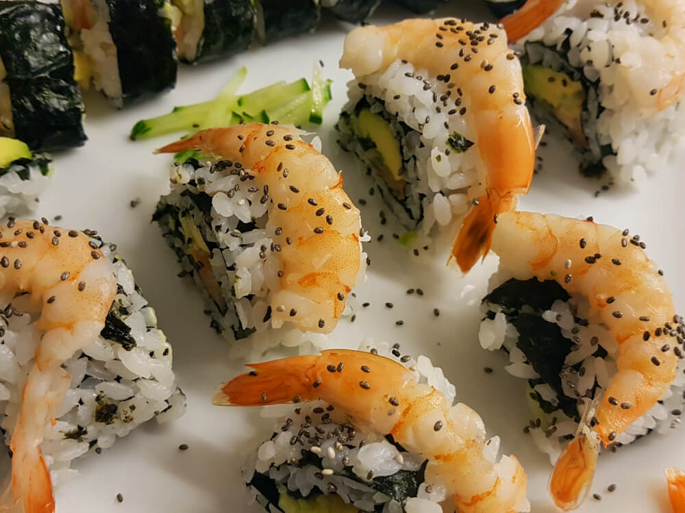 Zelfgemaakte sushi met chiazaden